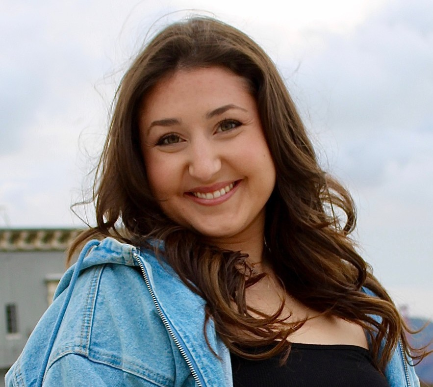 Headshot Maya Benatar